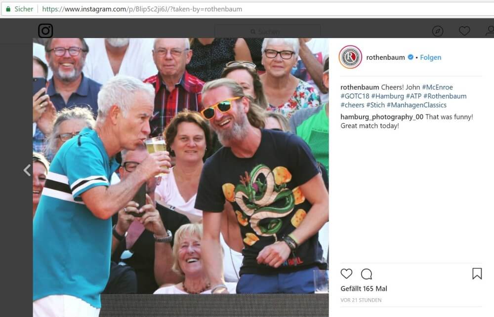 John McEnroe trinkt Bier von Zuschauer 