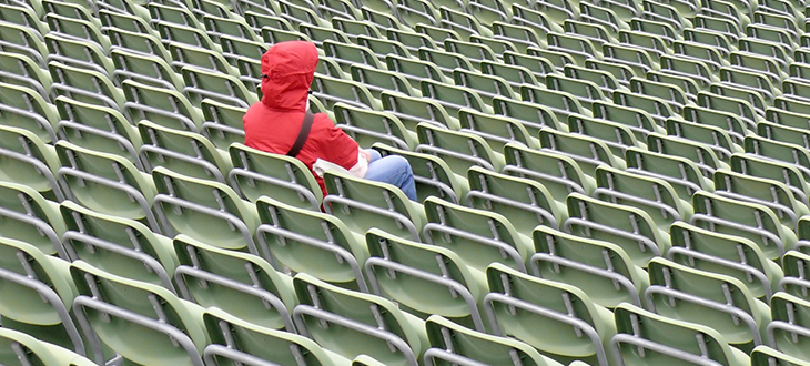 Einsame Frau alleine im Stadion