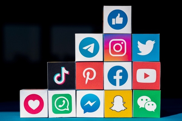 Logos verschiedener Social-Media-Plattformen übereinander gestapelt